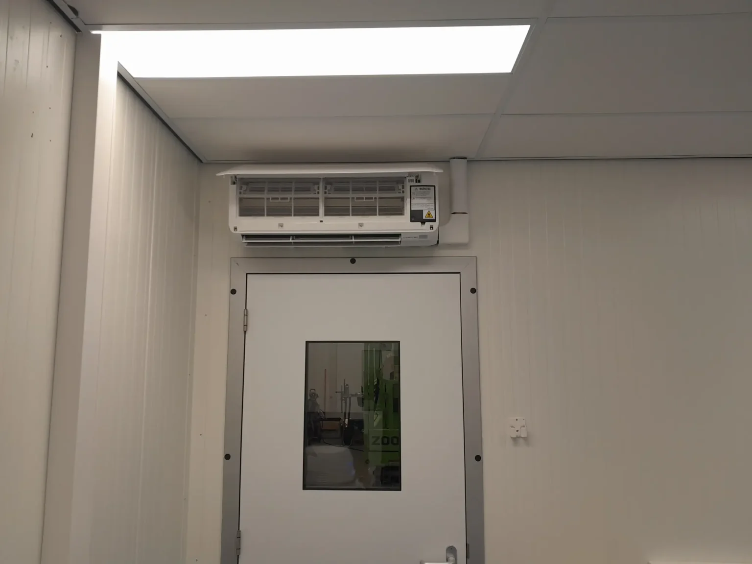 Monteur van Airco Assist plaatst een binnenunit tijdens een airco montage