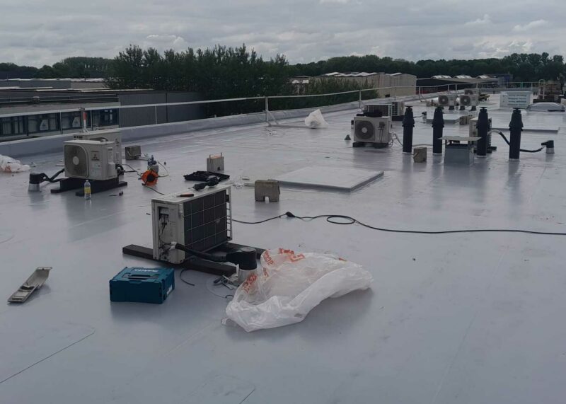 Monteur van Airco Assist plaatst een airconditioning in een woning