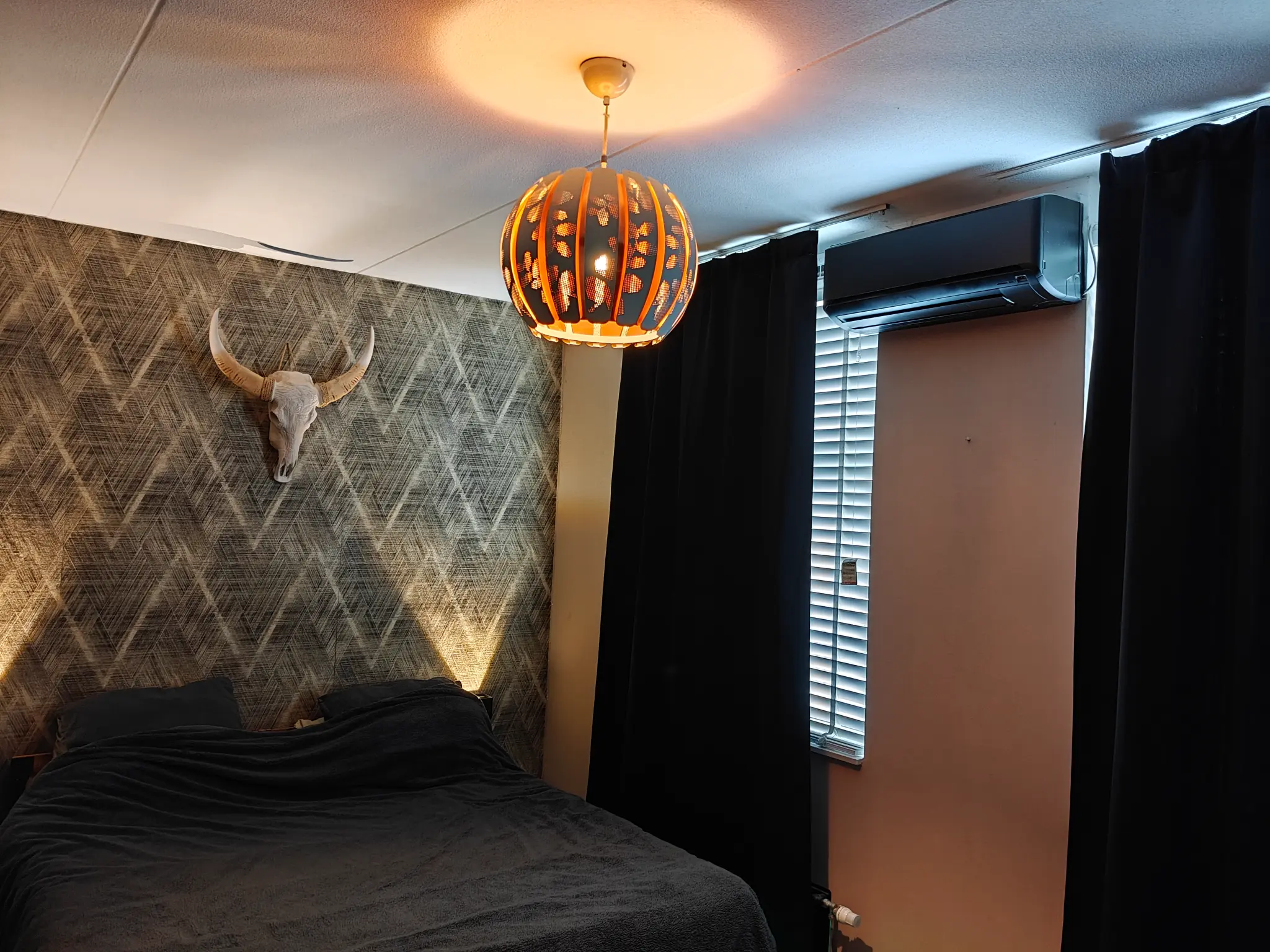 Monteur van Airco Assist installeert een airconditioning